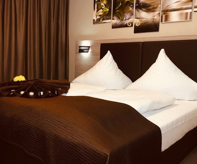 Hotel-Glinde-Zimmer-Doppelzimmer-Bett